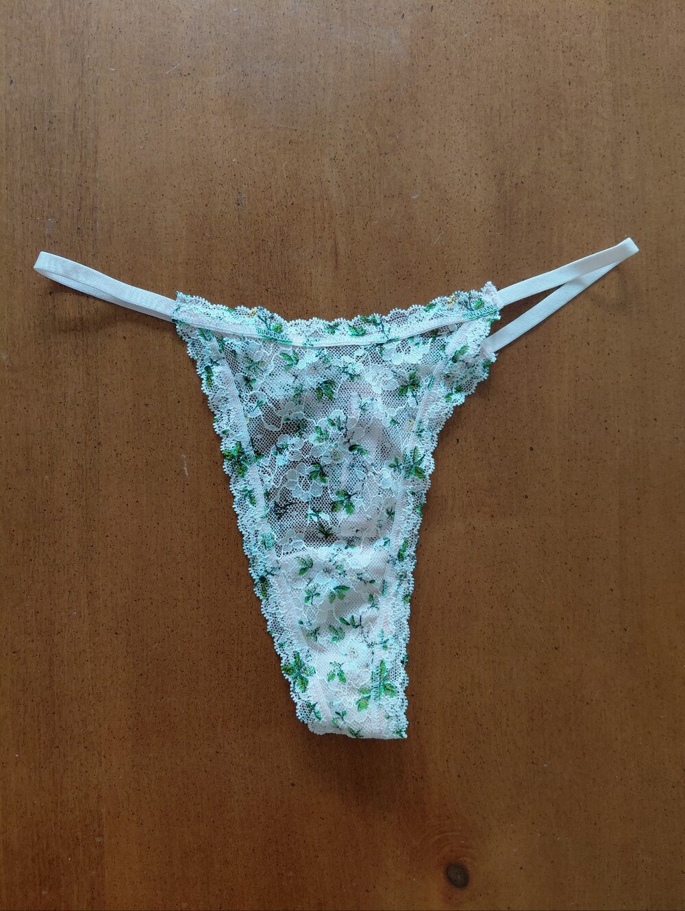 Victoria's Secret Lace Floral String Thong Panty NWT Size M